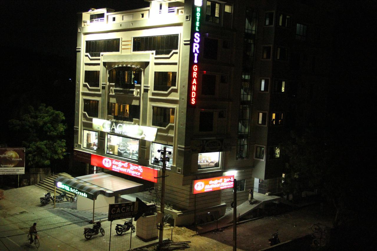 Hotel Sri Grands Rajahmundry Ngoại thất bức ảnh